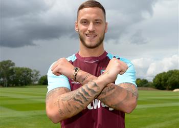 وست هام يحسم موقفه من انتقال أرناوتوفيتش إلى مانشستر يونايتد