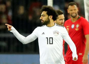 صورة محمد صلاح يشاهد مباراة مصر وكولومبيا