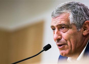 مدرب البرتغال يزيد التساؤلات حول مستقبل رونالدو