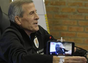 مدرب أوروجواي يتخوف من مواجهة مصر ويحضر لمحمد صلاح على طريقة ميسي