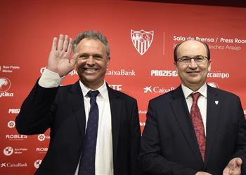 إشبيلية يواصل التصدي لمحاولات برشلونة لضم مدافعه