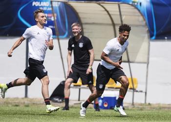 سكرتير برشلونة يبدي إعجابه الشديد بمدافع شالكة الشاب