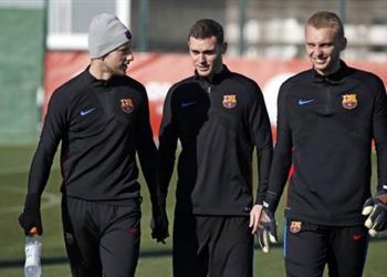 صورة لاعب برشلونة يقطع عطلته ويثير الشكوك حول مستقبله