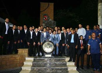 بالصور لاعبو الأهلي يحتفلون بدرع الدوري أمام النصب التذكاري للشهداء