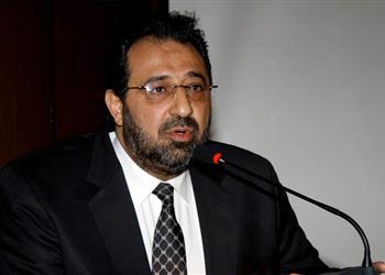 وزير الرياضة يتدخل للقضاء على فتنة القمصان وإنهاء أزمة مجدي عبد الغني