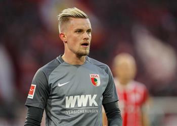 أوجسبورج يخبر مانشستر يونايتد بسعر بيع لاعبه