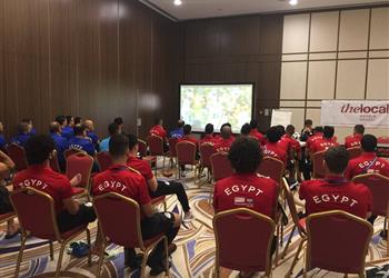 بالصور اللجنة المنظمة للمونديال تسلم الحضري هدية الفيفا في اجتماعها مع المنتخب