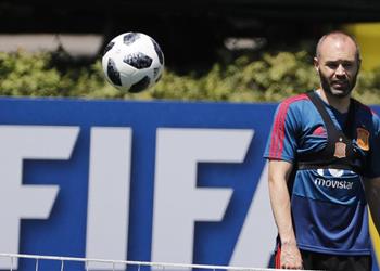 إنييستا يكشف حقيقة مفاوضات جوارديولا للانتقال إلى مانشستر سيتي