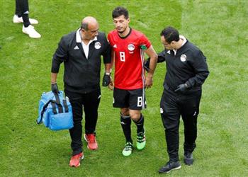 فيديو طارق حامد يغادر مباراة مصر وأوروجواي مصاب ا