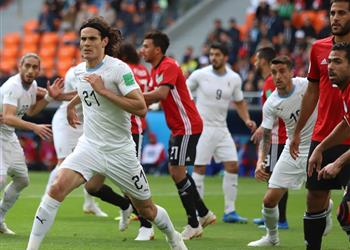 محمد صلاح يواسي لاعبي منتخب مصر بعد الخسارة من أوروجواي