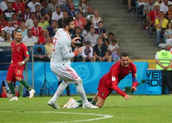 بيكيه ينتقد رونالدو ويتهم التحكيم بالتحيز له