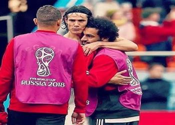 تعليق طريف من محمد صلاح على صورته مع كافاني وسعد سمير