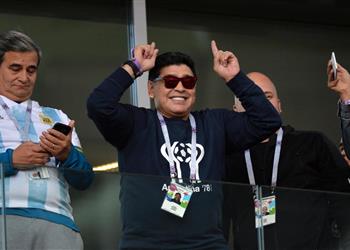 صور مارادونا يخالف قواعد الفيفا بمباراة الأرجنتين وآيسلندا