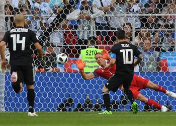 فيديو حارس إيسلندا يكشف سر نجاحه للتصدي لركلة جزاء ميسي