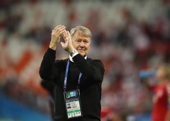 مدرب الدنمارك يشيد بفريقه بعد عبور بيرو