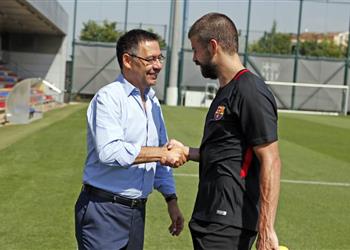 رئيس برشلونة يتوعد بيكيه بعد العودة من روسيا