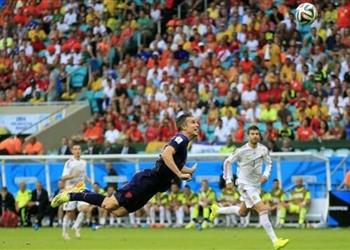 صورة فان بيرسي مشجعا للمغرب ضد البرتغال