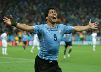 سواريز يحتفل بالمئوية ضد السعودية