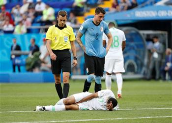 بالفيديو تيسير الجاسم يغادر مباراة السعودية وأوروجواي للإصابة