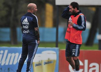 سامباولي يدافع عن ميسي إنه الأفضل في العالم