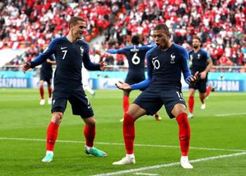 فيديو مبابي يدخل تاريخ فرنسا بهدفه في شباك بيرو