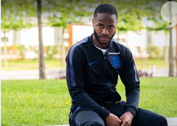 سترلينج يسرد مأساة طفولته وكلمات طفلته لمحمد صلاح