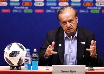 مدرب نيجيريا يشيد بأداء لاعبيه بعد الفوز على آيسلندا