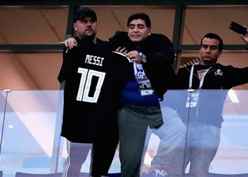 مارادونا يهاجم سامباولي ويؤكد ميسي ليس قائد ا لا تلوموه