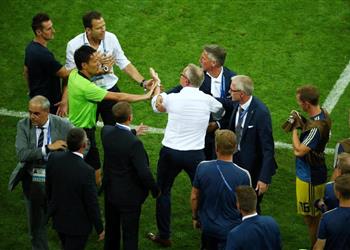 صور هدف كروس القاتل يتسبب في مشاجرة قوية بين مدرب السويد وبيرهوف