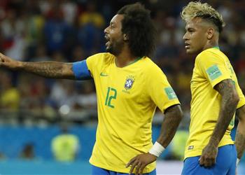 مارسيلو ينفعل على نيمار عقب بكائه في مباراة البرازيل وكوستاريكا