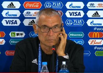 كوبر ينهمر في البكاء فور وصول بعثة منتخب مصر إلى مطار القاهرة