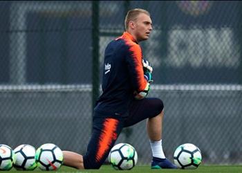 حارس برشلونة يحسم مصيره