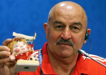 صحفي روسي يعطى تشيرتشيسوف تميمة حظ للفوز على إسبانيا