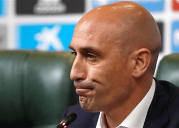 رئيس الاتحاد الإسباني يثير التكهنات حول مستقبل هييرو