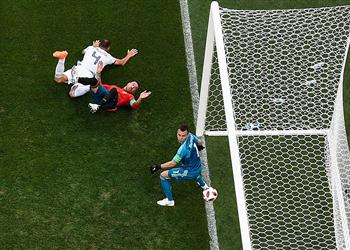 فيديو مدافع روسيا يدخل تاريخ كأس العالم من الباب الخلفي