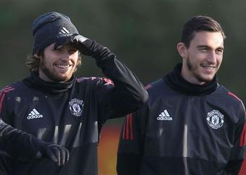 مدافع مانشستر يونايتد يؤكد رحيله