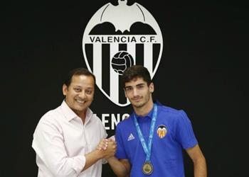 رسمي ا فالنسيا يغلق الباب في وجه ريال مدريد وبرشلونة وي جدد عقد موهبته