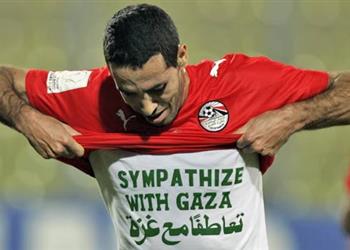 أبو تريكة عن صورته مع مشجع إسرائيلي قتلة ومحتلون أعتذر عنها