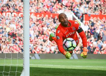 ستوك سيتي يعلن انتقال حارسه إلى مانشستر يونايتد