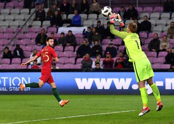 ليفربول يوضح حقيقة اهتمامه بحارس مرمى برشلونة