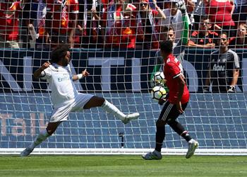 أخبار بالصور هيريرا يغادر ملعب المباراة مصاب ا عقب مشاركته بدقائق