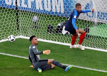 نجم فرنسا عن سرعة مبابي هل يركب دراجة بخارية في الملعب