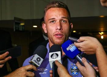 رسمي ا آرثر يعلن رحيله إلى برشلونة