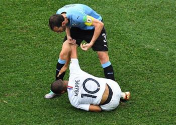 جودين يدافع عن حارس أوروجواي بعد السقوط أمام فرنسا