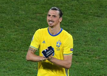 إبراهيموفيتش بعد إقصاء السويد من المونديال كل لاعب يستحق الكرة الذهبية