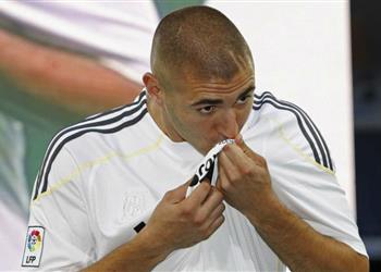 كريم بنزيما ي لمح إلى موقفه من الرحيل عن ريال مدريد