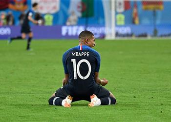 مبابي الكرة الذهبية أريد النوم بجوار كأس العالم