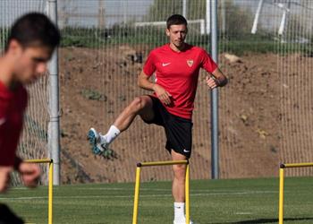 برشلونة يحدد موعد حسم صفقة مدافع إشبيلية