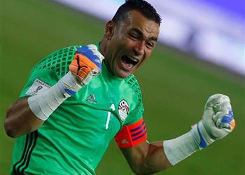 صور عصام الحضري يزور أكاديمية هيثم عرابي بالإسكندرية