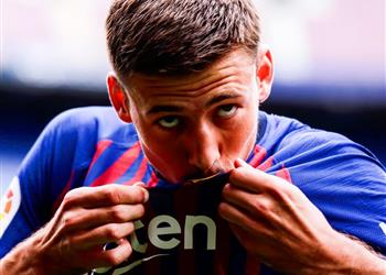 لينجليت يتحدى إشبيلية بعد الانتقال لبرشلونة استعد للقب الأول